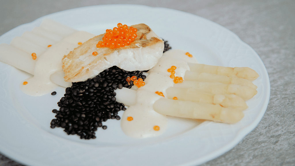 Spargel mit Kabeljau, Beluga-Linsen und Forellen-Kaviar